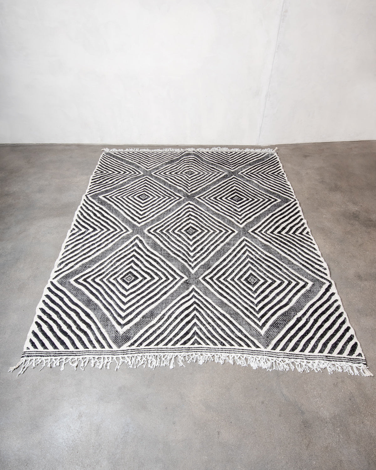 Modern, handcrafted Berber rug from Morocco. Flat-woven Kelim carpet in black and white design. Made of 100% wool.